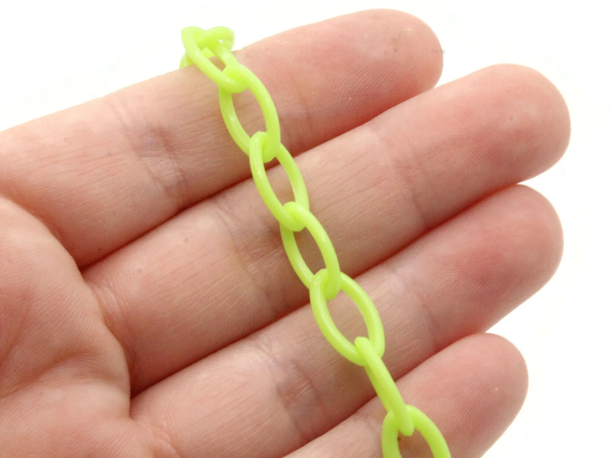 15.75 Inch Neon Green Plastic Oval Chain