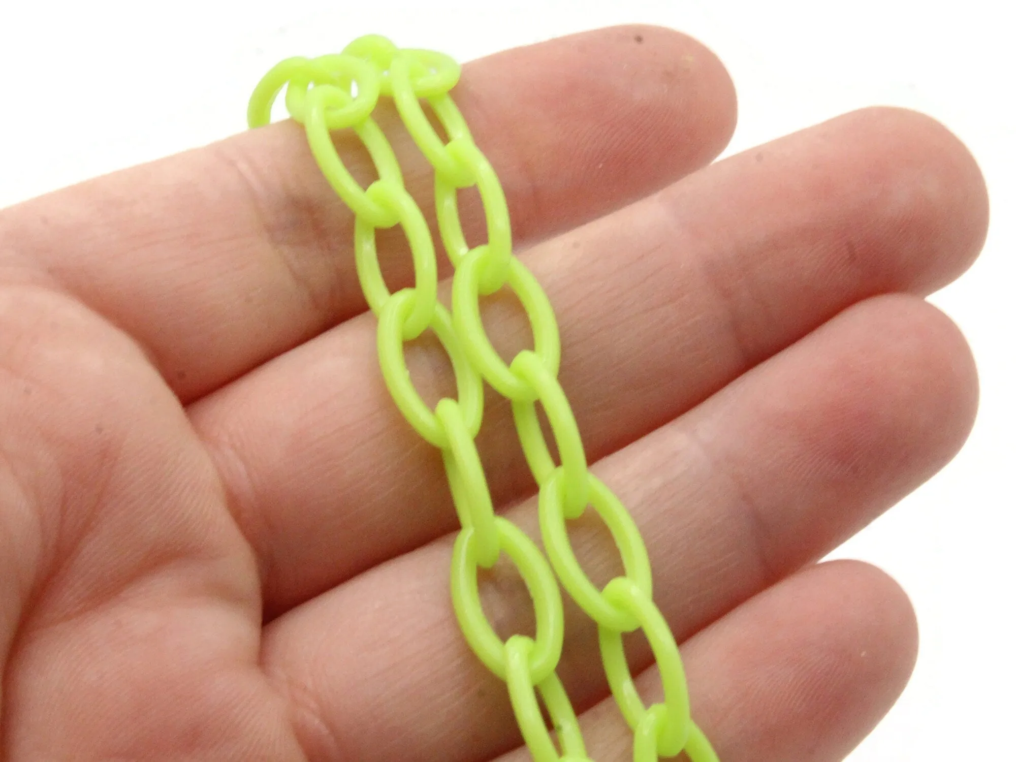 15.75 Inch Neon Green Plastic Oval Chain