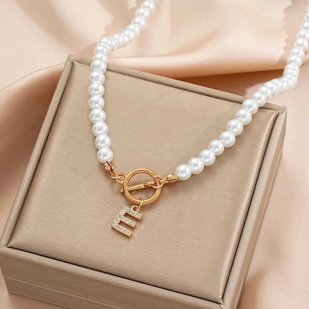 Fashion A- Z Letters Necklaces for Women Gold Color Initial Pendant Pearl Chain English Letter Neckalces Jewelry Alphabet Gifts