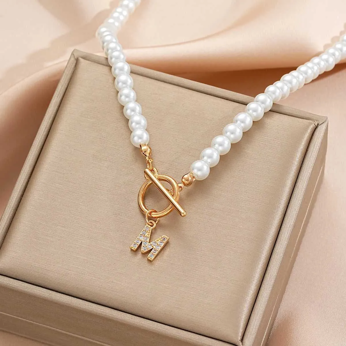 Fashion A- Z Letters Necklaces for Women Gold Color Initial Pendant Pearl Chain English Letter Neckalces Jewelry Alphabet Gifts