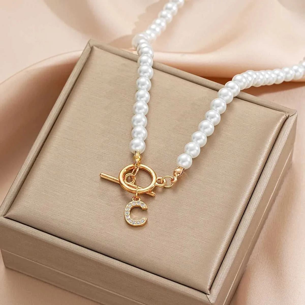 Fashion A- Z Letters Necklaces for Women Gold Color Initial Pendant Pearl Chain English Letter Neckalces Jewelry Alphabet Gifts