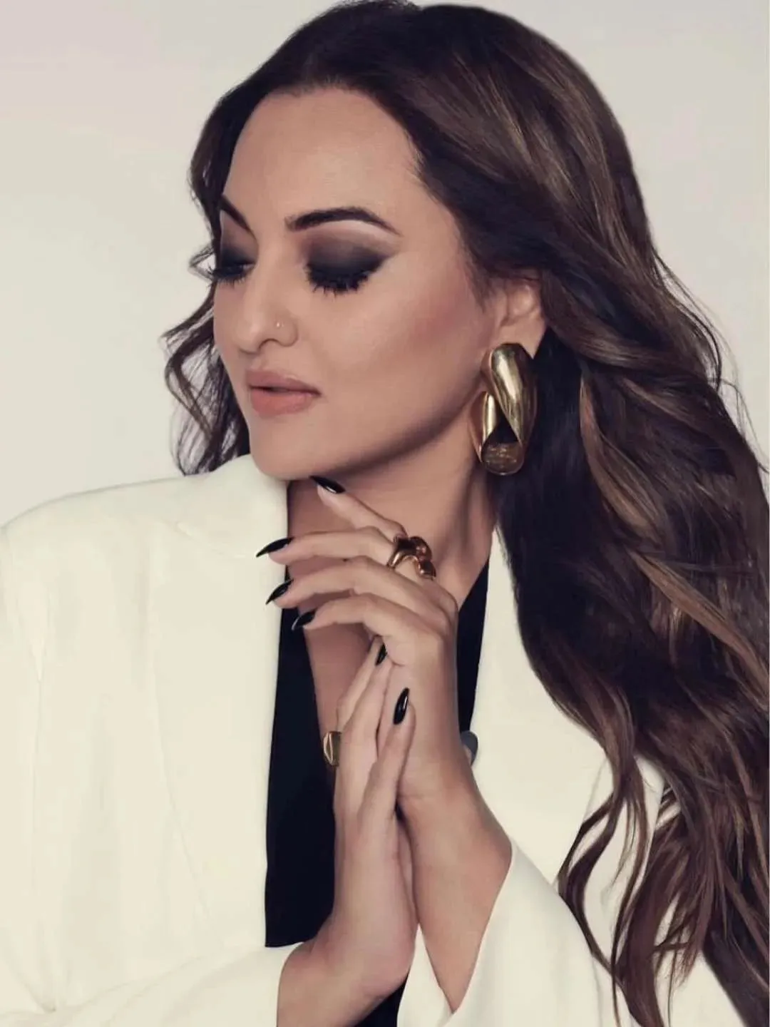 Sonakshi Sinha In Gold Stylist Jaguar Ring